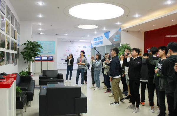 配图1 郑州信息科技职业学院百余师生来到云和数据参观学习.jpg