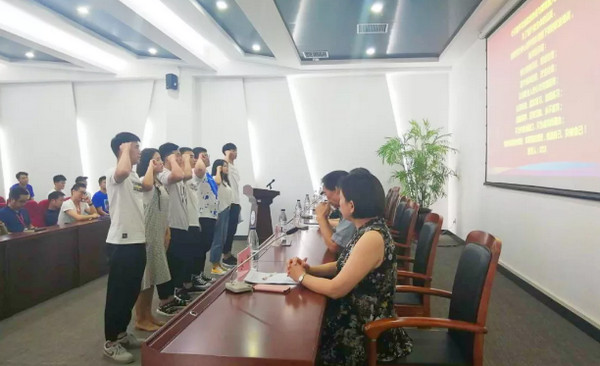 配图2 郑州科技学院与云和数据泛IT学院2019年度“新卓班”开班典礼隆重举行.jpg