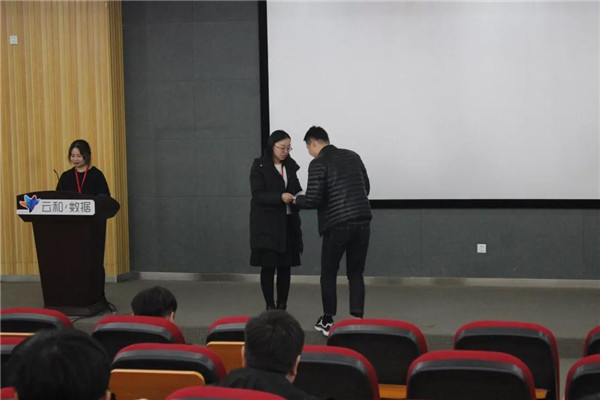 php培训学员上台领毕业证书